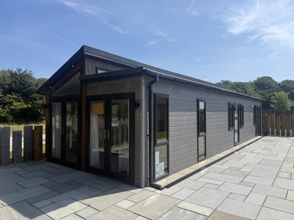 Shoreline Lodge P24
